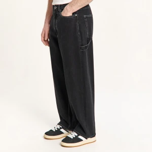 Cropp - Czarne jeansy skater z efektem sprania - czarny