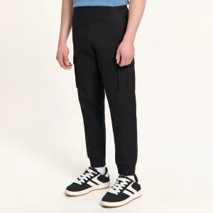 Cropp - Czarne joggery z kieszeniami cargo - czarny