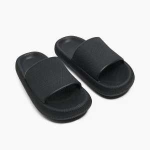 Cropp - Czarne klapki o tłoczonej teksturze - czarny