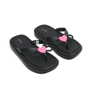 Cropp - Czarne klapki z motywem serca - czarny