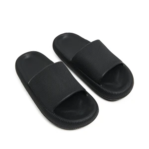 Cropp - Czarne klapki z tłoczoną teksturą - czarny