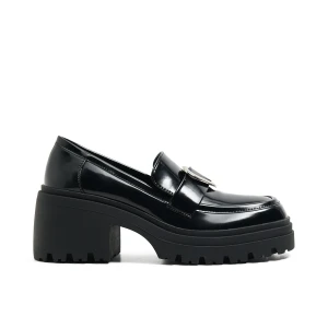 Cropp - Czarne lakierowane loafersy na obcasie - czarny