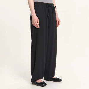 Cropp - Czarne spodnie baggy z wiskozą - czarny