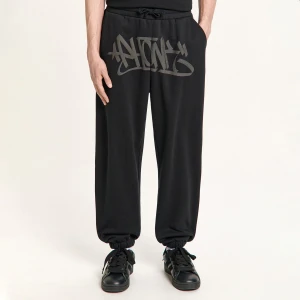 Cropp - Czarne spodnie dresowe z napisem - czarny