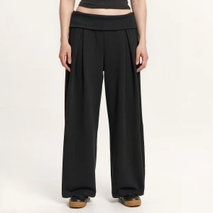 Cropp - Czarne spodnie dresowe z podwinięciem - czarny