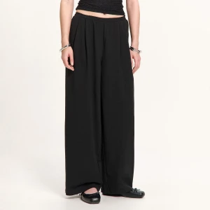 Cropp - Czarne spodnie z dodatkiem wiskozy - czarny