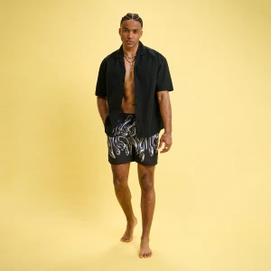 Cropp - Czarne szorty kąpielowe z grafficiarskim napisem - czarny