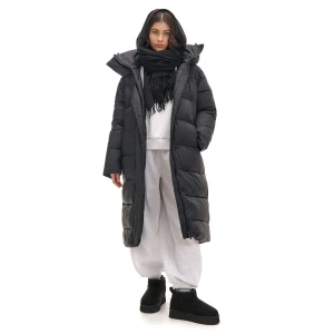 Cropp - Czarny pikowany płaszcz z kapturem - czarny