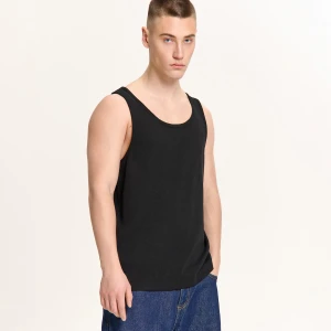 Cropp - Czarny prążkowany tank top - czarny