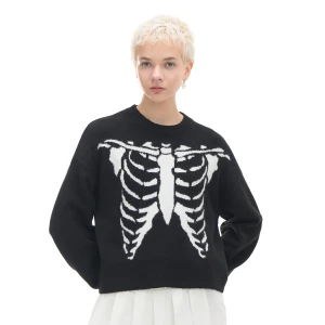 Cropp - Czarny sweter z kontrastowym nadrukiem - czarny