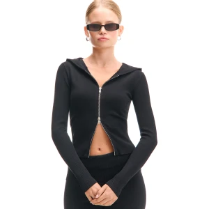 Cropp - Czarny sweter z prążkowanymi elementami - czarny