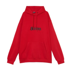 Cropp - Czerwona bluza hoodie z naszywką scream - czerwony