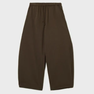 Cropp - Dresowe spodnie barrel fit PETITE - brązowy