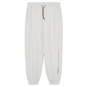 Cropp - Dresowe spodnie z brandowym nadrukiem - jasny szary