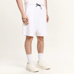 Cropp - Dresowe szorty z kieszenią na zamek - biały