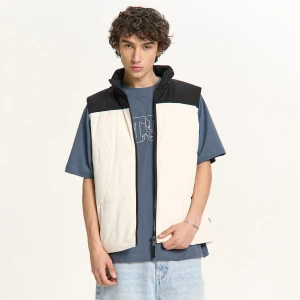 Cropp - Dwukolorowa pikowana kamizelka ze stójką - kremowy