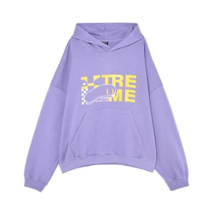 Cropp - Fioletowa bluza z kapturem i nadrukiem - purpurowy