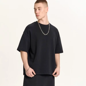 Cropp - Gładka czarna koszulka boxy - czarny