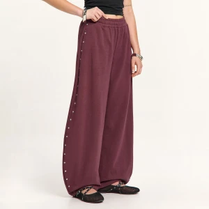 Cropp - Gładkie dresy barrel z ćwiekami - kasztanowy