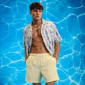 Cropp - Gładkie kremowe szorty kąpielowe - kremowy