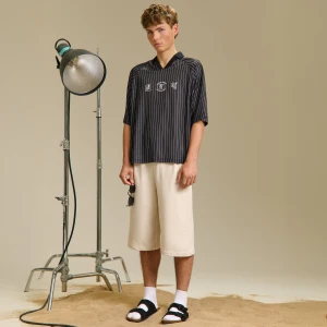 Cropp - Gładkie kremowe szorty z zaszewkami - kremowy