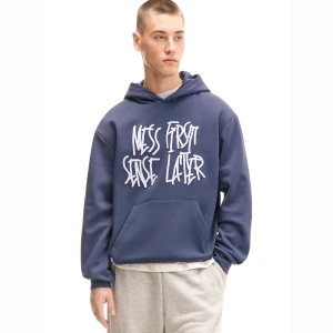 Cropp - Granatowa bluza hoodie z sentencją - granatowy