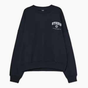 Cropp - Granatowa bluza z minimalistycznym nadrukiem - granatowy