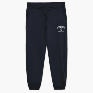 Cropp - Granatowe dresy z minimalistycznym nadrukiem - granatowy