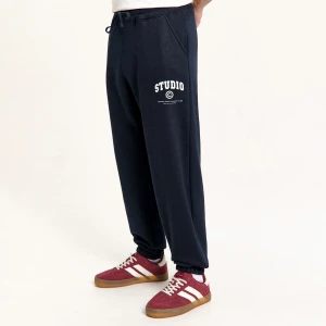 Cropp - Granatowe dresy z minimalistycznym nadrukiem - granatowy