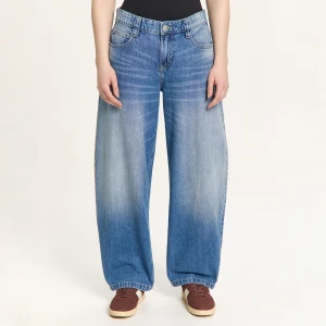 Cropp - Granatowe jeansy balloon z efektem sprania - niebieski