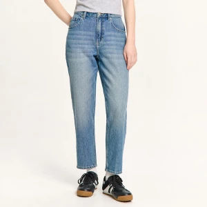 Cropp - Granatowe jeansy mom z efektem sprania - niebieski