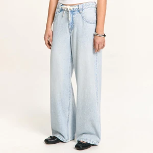 Cropp - Jasne jeansy baggy ze sznurkiem w pasie - niebieski
