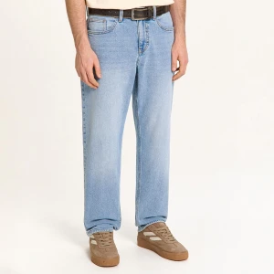 Cropp - Jasne jeansy regular z acid wash - niebieski