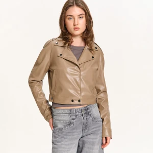 Cropp - Jasnobrązowa kurtka ramoneska z imitacji skóry - brązowy