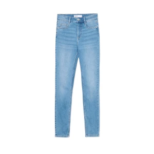 Cropp - Jasnoniebieskie jeansy skinny z kieszeniami - niebieski