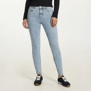 Cropp - Jasnoniebieskie sprane jeansy skinny z kieszeniami - niebieski