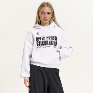 Cropp - Jasnoszara bluza hoodie z napisami - jasny szary