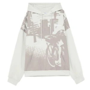 Cropp - Jasnoszara bluza z kapturem i fotoprintem - jasny szary