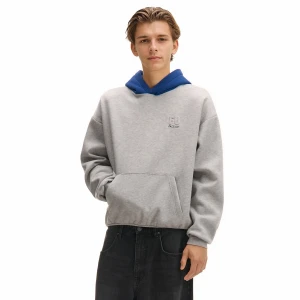 Cropp - Jasnoszara bluza z niebieskim kapturem - jasny szary