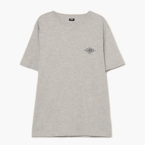 Cropp - Jasnoszara koszulka regular z napisem - jasny szary