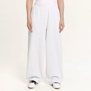 Cropp - Jasnoszare dresowe spodnie ze ściągaczami - jasny szary