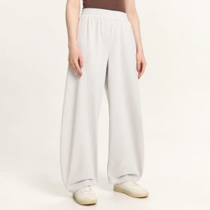 Cropp - Jasnoszare dresy z szeroką nogawką - jasny szary