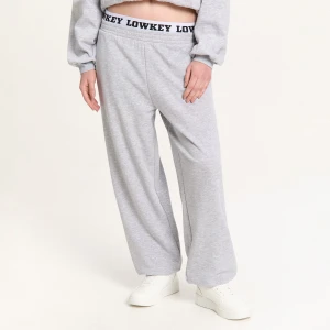 Cropp - Jasnoszare dresy z tekstowym nadrukiem - jasny szary