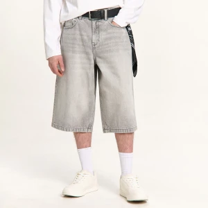 Cropp - Jasnoszare jeansowe spodenki skater - jasny szary