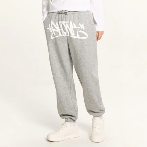 Cropp - Jasnoszare spodnie dresowe z napisem - jasny szary