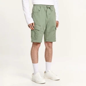 Cropp - Jasnozielone szorty z kieszeniami cargo - zielony