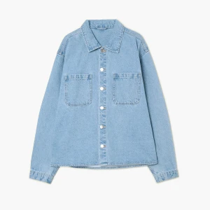 Cropp - Jeansowa kurtka overshirt z efektem sprania - niebieski