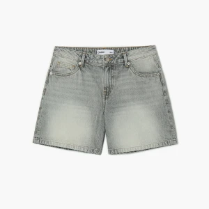 Cropp - Jeansowe bermudy z efektem sprania - jasny szary