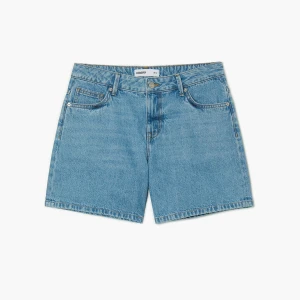 Cropp - Jeansowe bermudy z efektem sprania - niebieski