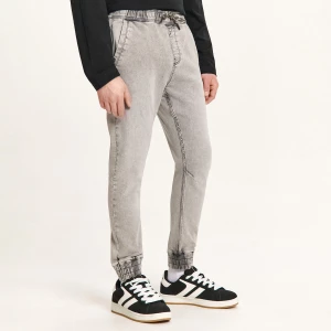 Cropp - Jeansowe joggery z dekoracyjnymi troczkami - jasny szary
